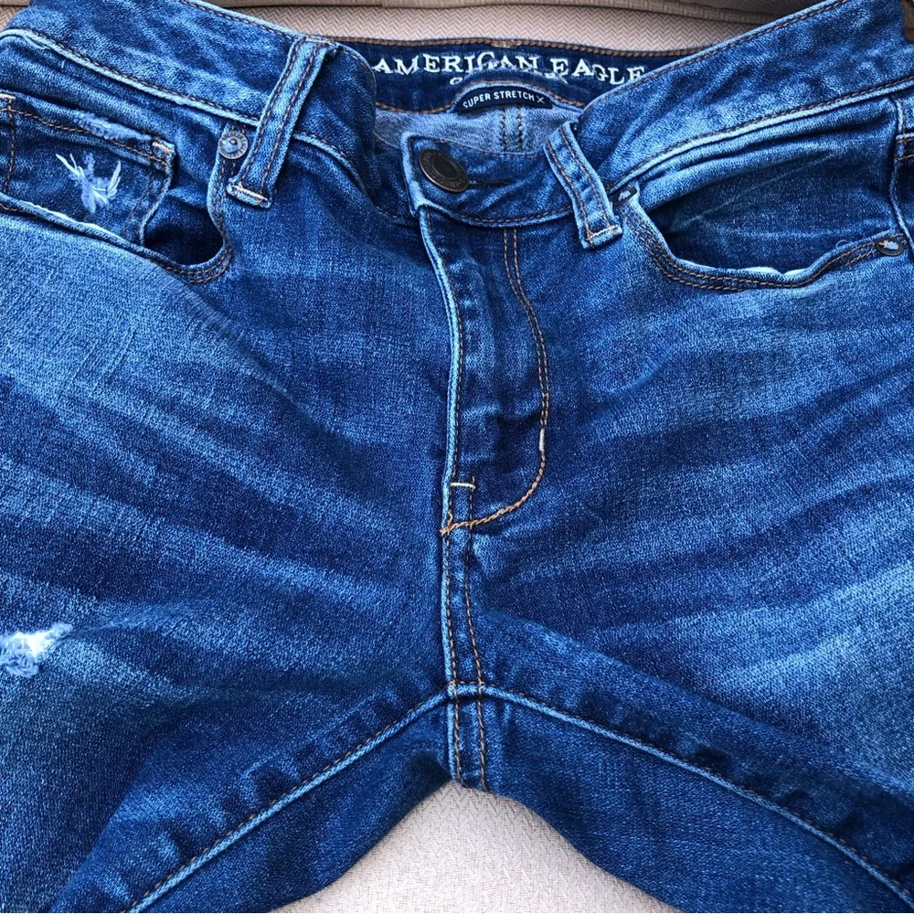 A E O Super Stretch X Ripped Distressed Blue Wash Mid Rise Skinny Jeans 6_5